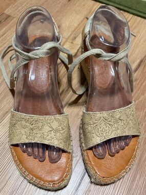 Eric Michael lace up espadrille wedge, size 9.5